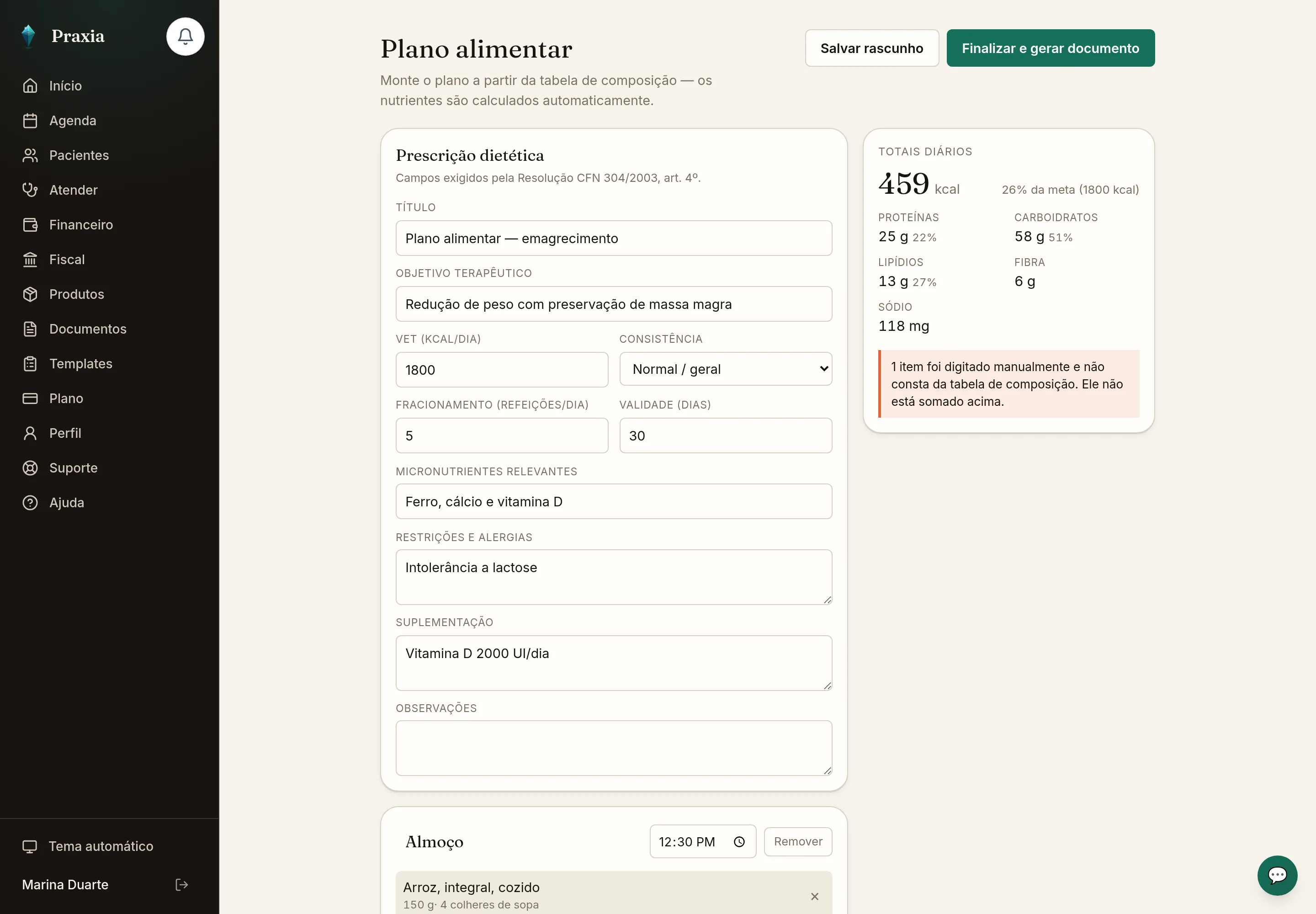 Armador de plan alimentario de Praxia: búsqueda de alimento en la tabla TACO, medidas caseras y totales de energía y macronutrientes calculados automáticamente.
